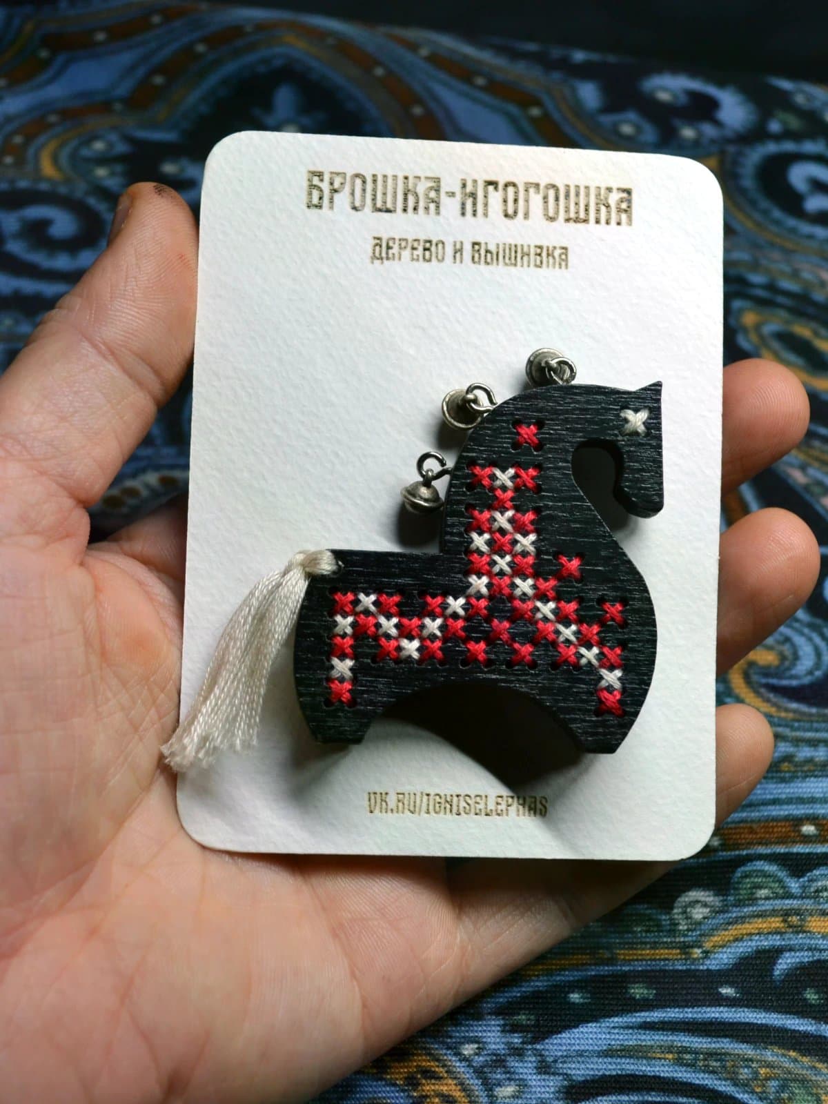 Брошь деревянная с вышивкой "Вороной конь" 2