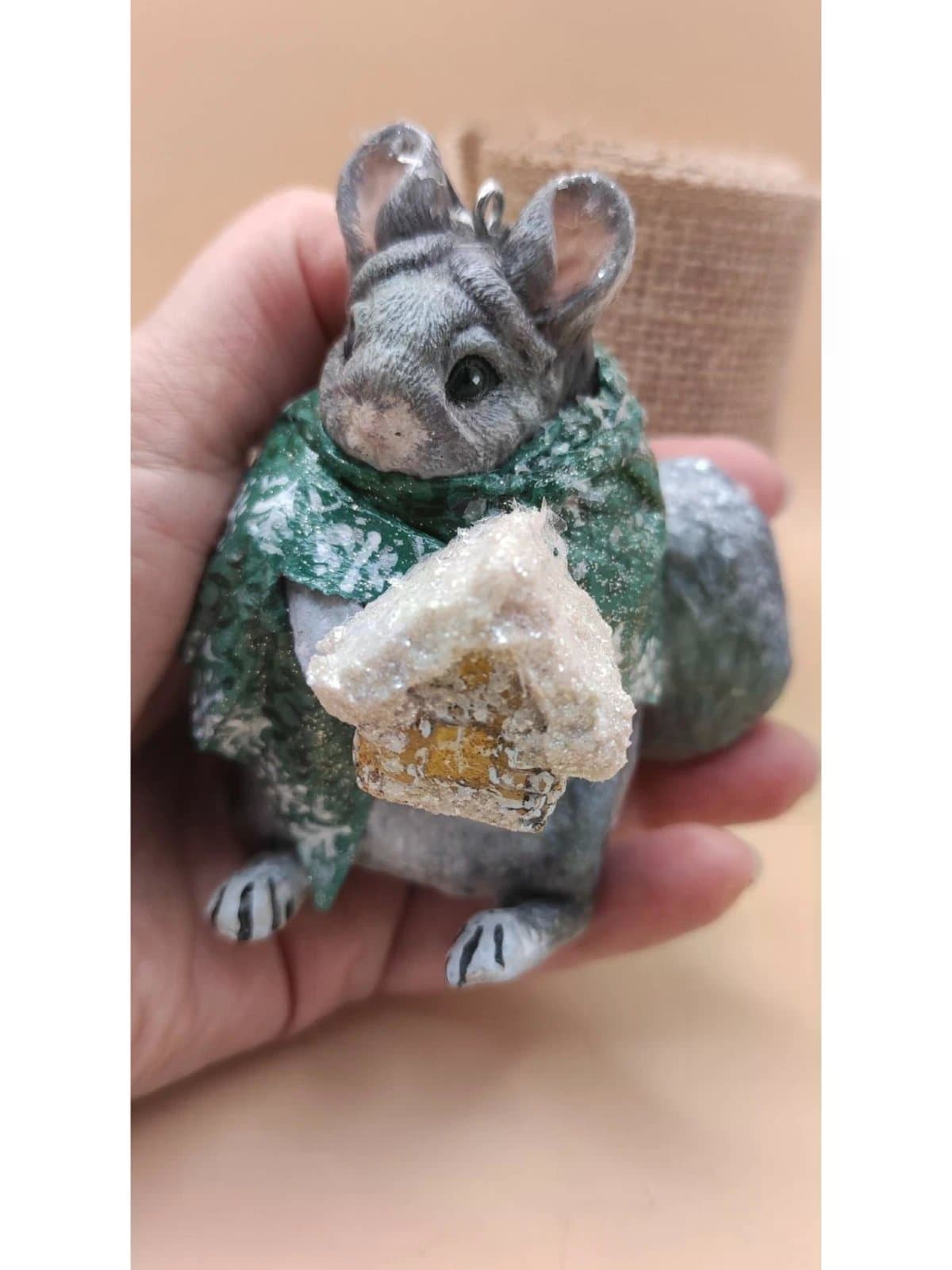 Ватная елочная игрушка "Шиншилла с домиком" 2